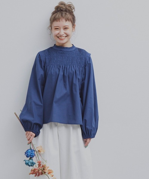 MERLOT（メルロー）の「シャーリングスタンドブラウス（シャツ/ブラウス・レディース・ナチュラル/ネイビー・FREE）」の2枚目の写真