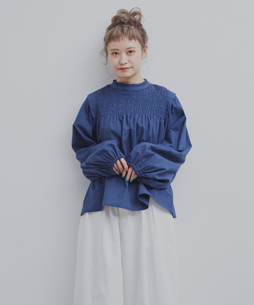 MERLOT（メルロー）の「シャーリングスタンドブラウス（シャツ/ブラウス・レディース・ナチュラル/ネイビー・FREE）」の4枚目の写真