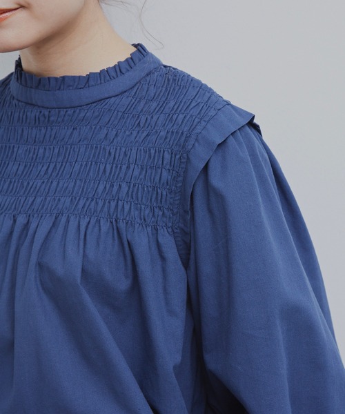 MERLOT（メルロー）の「シャーリングスタンドブラウス（シャツ/ブラウス・レディース・ナチュラル/ネイビー・FREE）」の9枚目の写真