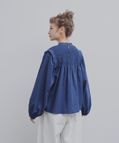 MERLOT（メルロー）の「シャーリングスタンドブラウス（シャツ/ブラウス・レディース・ナチュラル/ネイビー・FREE）」の7枚目の写真