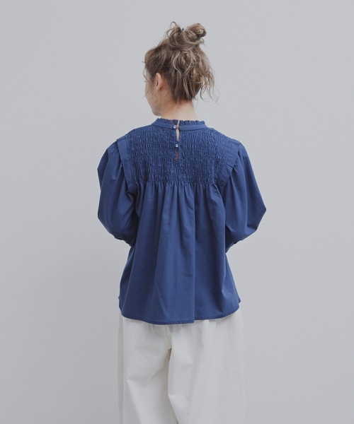 MERLOT（メルロー）の「シャーリングスタンドブラウス（シャツ/ブラウス・レディース・ナチュラル/ネイビー・FREE）」の16枚目の写真