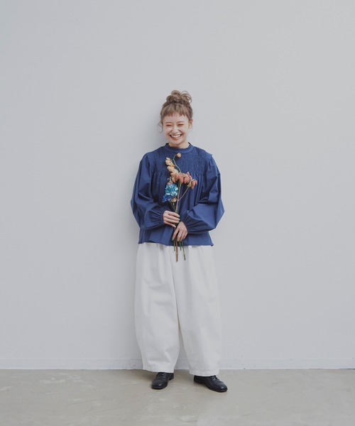 MERLOT（メルロー）の「シャーリングスタンドブラウス（シャツ/ブラウス・レディース・ナチュラル/ネイビー・FREE）」の5枚目の写真