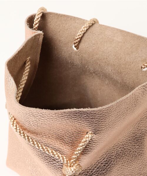 NATURAL BEAUTY BASIC（ナチュラルビューティーベーシック）の「VICEVERSA 巾着型トート（ショルダーバッグ・レディース・ゴールド/ホワイト・ﾌﾘ-）」の5枚目の写真