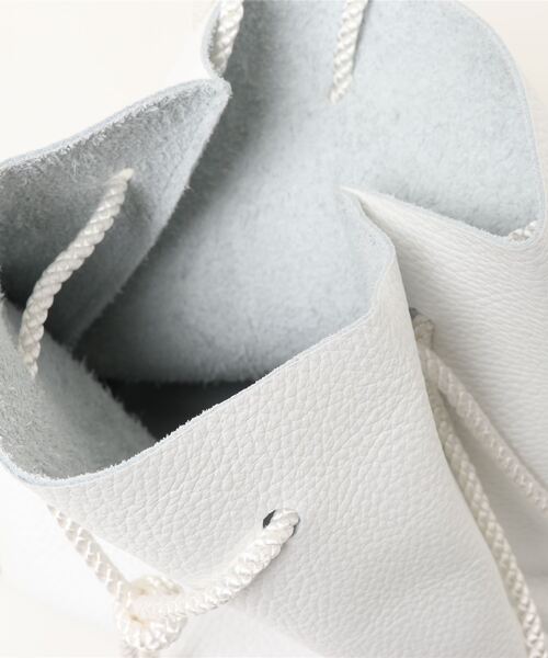 NATURAL BEAUTY BASIC（ナチュラルビューティーベーシック）の「VICEVERSA 巾着型トート（ショルダーバッグ・レディース・ゴールド/ホワイト・ﾌﾘ-）」の6枚目の写真