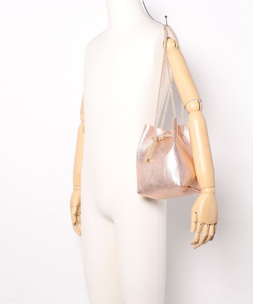 NATURAL BEAUTY BASIC（ナチュラルビューティーベーシック）の「VICEVERSA 巾着型トート（ショルダーバッグ・レディース・ゴールド/ホワイト・ﾌﾘ-）」の4枚目の写真