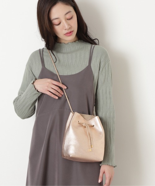 NATURAL BEAUTY BASIC（ナチュラルビューティーベーシック）の「VICEVERSA 巾着型トート（ショルダーバッグ・レディース・ゴールド/ホワイト・ﾌﾘ-）」の2枚目の写真