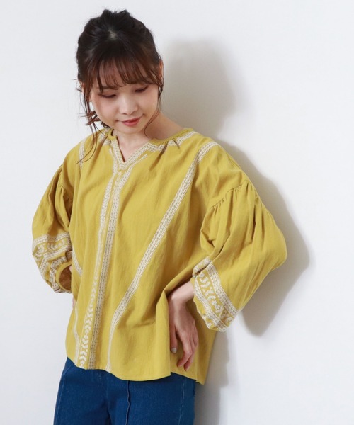 archives(アルシーヴ)の「ボリュームスリーブ刺繍ブラウス(シャツ/ブラウス・レディース・オフホワイト/モカ/マスタード・MEDIUM)」の3枚目の写真