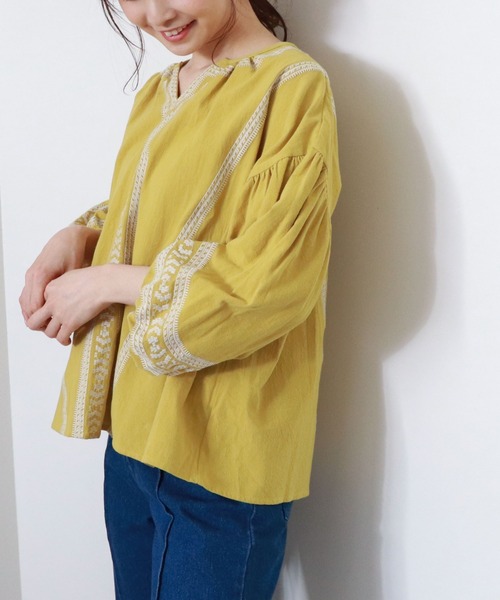 archives(アルシーヴ)の「ボリュームスリーブ刺繍ブラウス(シャツ/ブラウス・レディース・オフホワイト/モカ/マスタード・MEDIUM)」の9枚目の写真