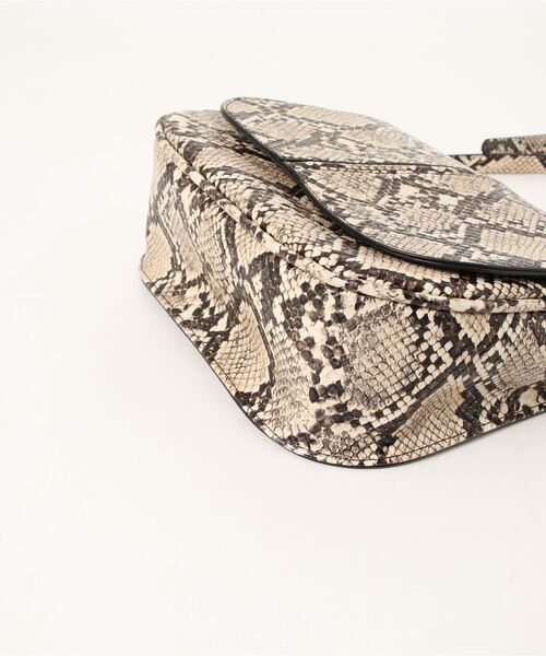 ROVERETO（ロベレート）の「ROVERETO FEGRVT03(ST)（ショルダーバッグ・レディース・キャメル/ブラック/A/B・FREE）」の11枚目の写真