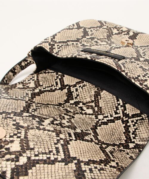 ROVERETO（ロベレート）の「ROVERETO FEGRVT03(ST)（ショルダーバッグ・レディース・キャメル/ブラック/A/B・FREE）」の10枚目の写真