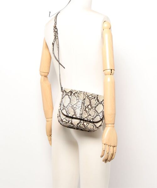 ROVERETO（ロベレート）の「ROVERETO FEGRVT03(ST)（ショルダーバッグ・レディース・キャメル/ブラック/A/B・FREE）」の5枚目の写真