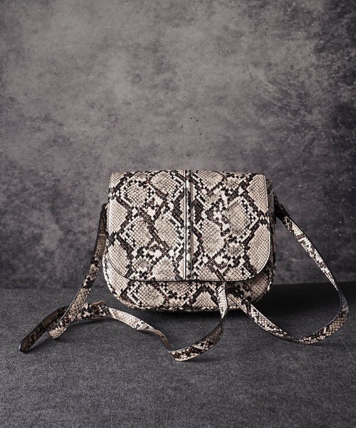 ROVERETO（ロベレート）の「ROVERETO FEGRVT03(ST)（ショルダーバッグ・レディース・キャメル/ブラック/A/B・FREE）」の4枚目の写真