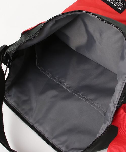 Levi's（リーバイス）の「OVERSIZED CARRY-ALL バッグ（ショルダーバッグ・メンズ・グリーン・OS）」の5枚目の写真