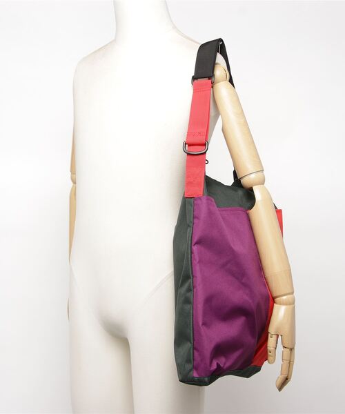 Levi's（リーバイス）の「OVERSIZED CARRY-ALL バッグ（ショルダーバッグ・メンズ・グリーン・OS）」の2枚目の写真