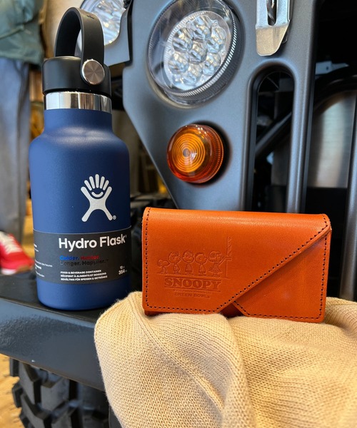 SNOOPY×OLD BETTY'S（スヌーピーカケルオールドベティーズ）の「SNOOPY W Flap Wallet（財布・レディース・レッド系その他3/ブラウン系その他/レッド系その他/レッド系その他2/ブラウン系その他2/ブラウン系その他3・FREE）」の2枚目の写真