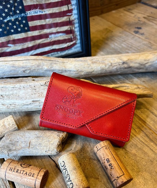 SNOOPY×OLD BETTY'S（スヌーピーカケルオールドベティーズ）の「SNOOPY W Flap Wallet（財布・レディース・レッド系その他3/ブラウン系その他/レッド系その他/レッド系その他2/ブラウン系その他2/ブラウン系その他3・FREE）」の6枚目の写真