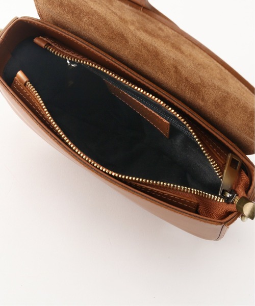 AULENTTI（オウレンティ）の「【AULENTTI/オウレンティ】ショルダーバッグ（ショルダーバッグ・レディース・カーキ/キャメル・FREE）」の8枚目の写真