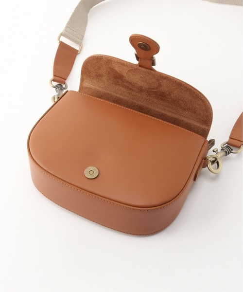 AULENTTI（オウレンティ）の「【AULENTTI/オウレンティ】ショルダーバッグ（ショルダーバッグ・レディース・カーキ/キャメル・FREE）」の6枚目の写真