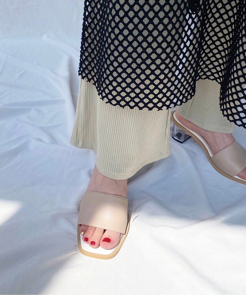 MAMIAN（マミアン）の「ワイドバンド クリアヒールミュール (5.5cmヒール)（サンダル・レディース・ベージュ/ブラック/グレイッシュベージュ/ライトオリーブ・L/LL/M/S）」の3枚目の写真