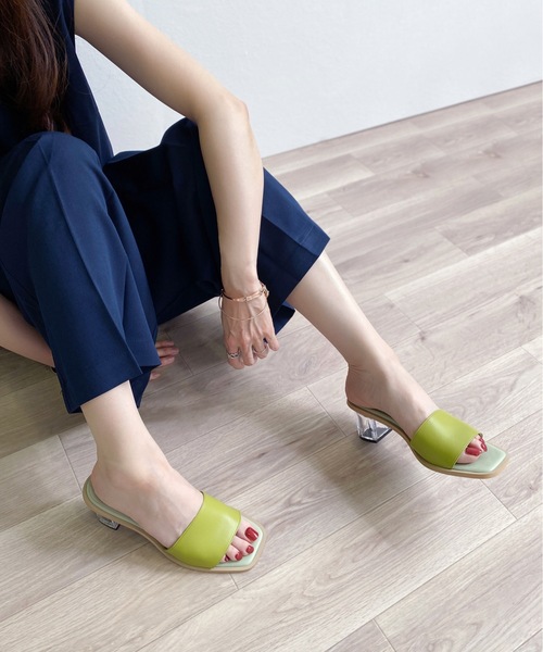 MAMIAN（マミアン）の「ワイドバンド クリアヒールミュール (5.5cmヒール)（サンダル・レディース・ベージュ/ブラック/グレイッシュベージュ/ライトオリーブ・L/LL/M/S）」の4枚目の写真