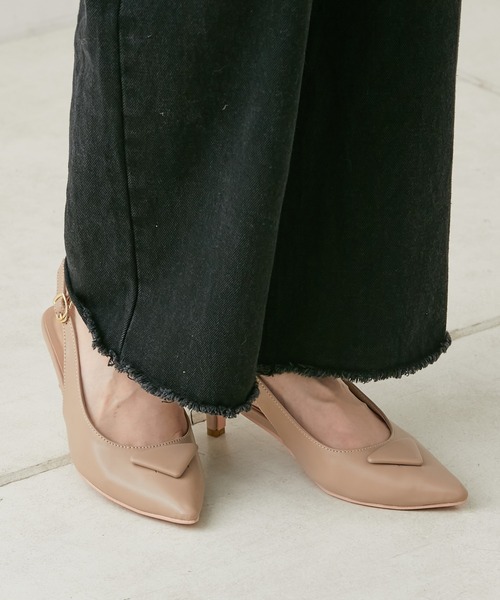 Chico（チコ）の「モチーフ付きポインテッドパンプス（サンダル・レディース・アイボリー/ブラック/ベージュ・SMALL/MEDIUM/LARGE）」の2枚目の写真
