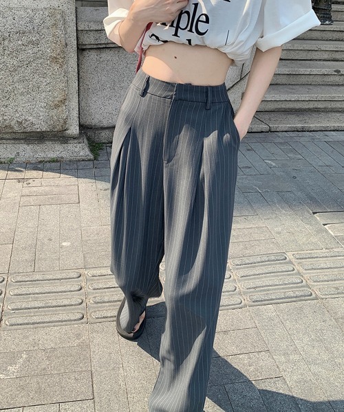 by muni:r(バイ ムニール)の「ストライプワイドピンタックスラックス(スラックス・レディース・ダークグレー・SMALL/MEDIUM)」の2枚目の写真