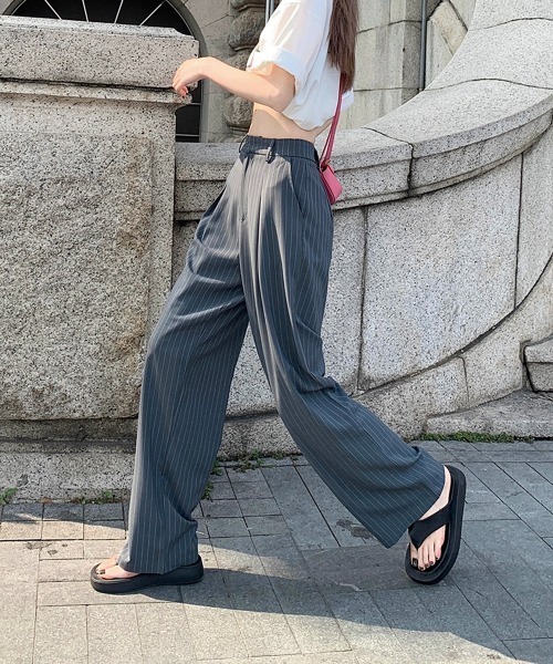 by muni:r(バイ ムニール)の「ストライプワイドピンタックスラックス(スラックス・レディース・ダークグレー・SMALL/MEDIUM)」の4枚目の写真