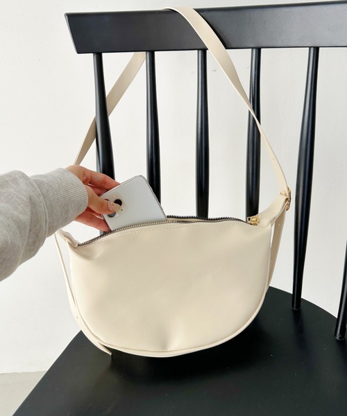 un+frame（アンフレーム）の「moon leather shoulder bag／PUムーンショルダーバッグ（ショルダーバッグ・レディース・ブラウン/キャメル/ホワイト/ブラック・FREE）」の12枚目の写真