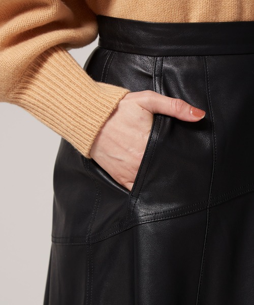 ROPE'（ロペ）の「フェイクレザーフレアスカート（スカート・レディース・ブラック/カーキ・36/38）」の4枚目の写真