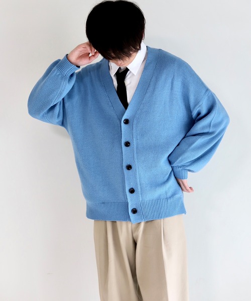 anown（アノン）の「ボリュームスリーブニットカーデ【ファッションインフルエンサーやーこん×anown限定コラボ】（カーディガン/ボレロ・メンズ・グレイッシュブルー/ブラック系・M/L）」の6枚目の写真