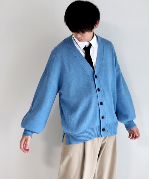 anown（アノン）の「ボリュームスリーブニットカーデ【ファッションインフルエンサーやーこん×anown限定コラボ】（カーディガン/ボレロ・メンズ・グレイッシュブルー/ブラック系・M/L）」の7枚目の写真