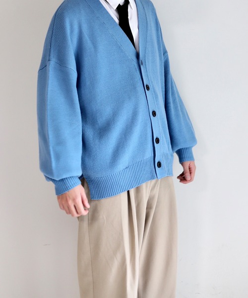 anown（アノン）の「ボリュームスリーブニットカーデ【ファッションインフルエンサーやーこん×anown限定コラボ】（カーディガン/ボレロ・メンズ・グレイッシュブルー/ブラック系・M/L）」の11枚目の写真