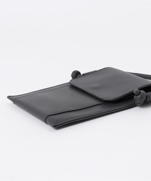 JUNRED（ジュンレッド）の「シンセティックレザーフラップ付きミニバッグ（ショルダーバッグ・メンズ・チャコールグレー/ブラック・FREE）」の5枚目の写真