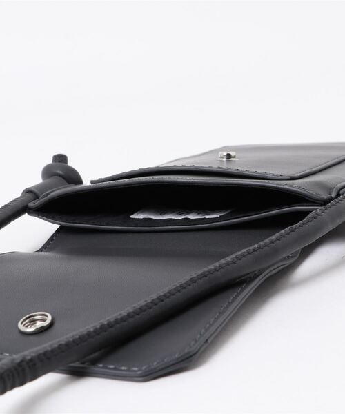 JUNRED（ジュンレッド）の「シンセティックレザーフラップ付きミニバッグ（ショルダーバッグ・メンズ・チャコールグレー/ブラック・FREE）」の6枚目の写真