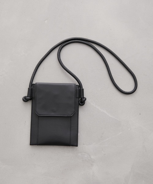 JUNRED（ジュンレッド）の「シンセティックレザーフラップ付きミニバッグ（ショルダーバッグ・メンズ・チャコールグレー/ブラック・FREE）」の2枚目の写真