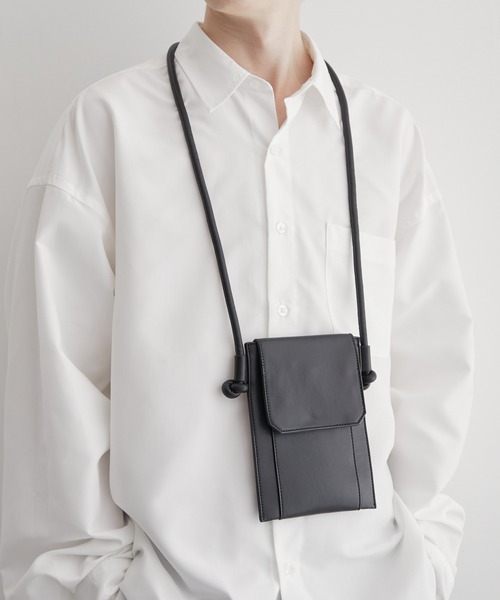 JUNRED（ジュンレッド）の「シンセティックレザーフラップ付きミニバッグ（ショルダーバッグ・メンズ・チャコールグレー/ブラック・FREE）」の7枚目の写真