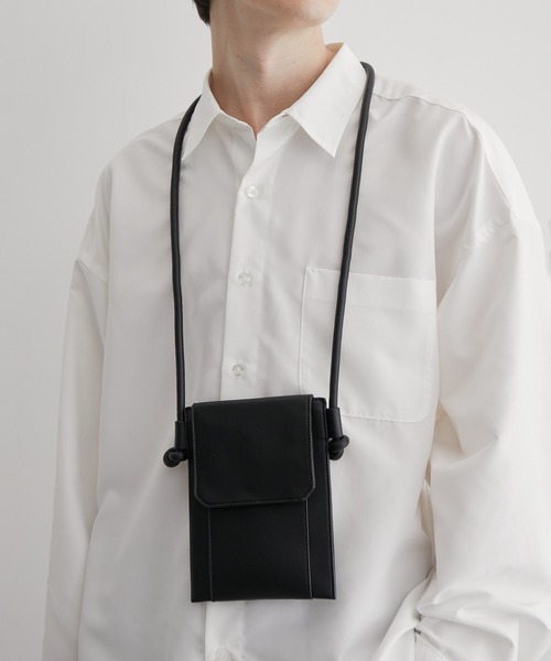 JUNRED（ジュンレッド）の「シンセティックレザーフラップ付きミニバッグ（ショルダーバッグ・メンズ・チャコールグレー/ブラック・FREE）」の9枚目の写真