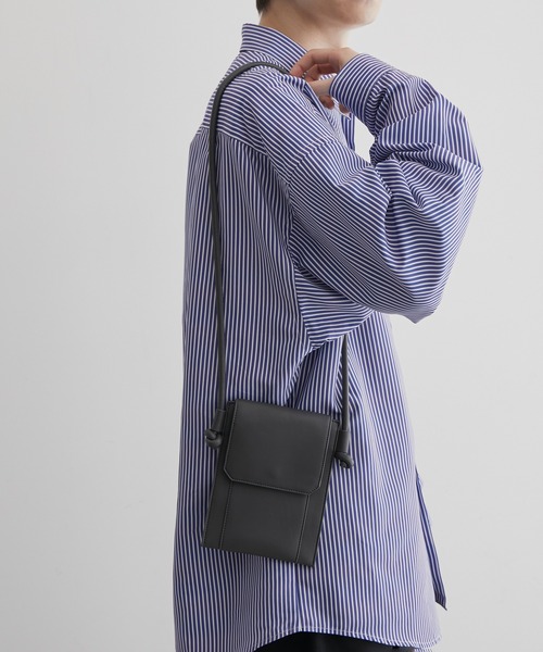 JUNRED（ジュンレッド）の「シンセティックレザーフラップ付きミニバッグ（ショルダーバッグ・メンズ・チャコールグレー/ブラック・FREE）」の11枚目の写真