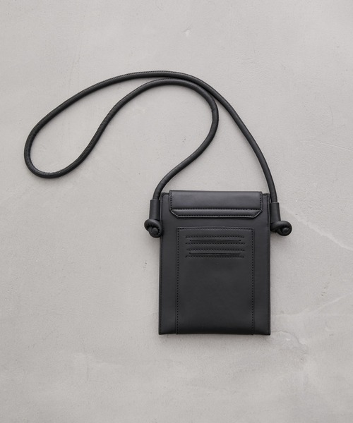 JUNRED（ジュンレッド）の「シンセティックレザーフラップ付きミニバッグ（ショルダーバッグ・メンズ・チャコールグレー/ブラック・FREE）」の14枚目の写真