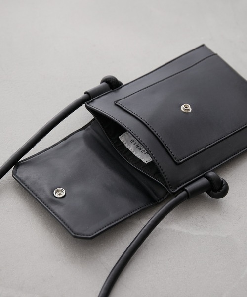 JUNRED（ジュンレッド）の「シンセティックレザーフラップ付きミニバッグ（ショルダーバッグ・メンズ・チャコールグレー/ブラック・FREE）」の16枚目の写真