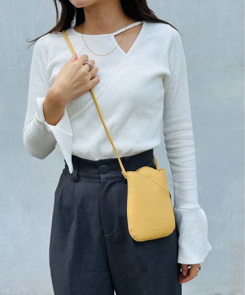 Legato Largo（レガートラルゴ）の「Legato Largo/ レガートラルゴ / チューリップモチーフ スマホショルダー / LG-F3092（ショルダーバッグ・レディース・アイボリー/イエロー/レッド/ピンク/ブラック/ブルー/ピンク系その他/オレンジ系その他/グリーン系その他・ONESIZE）」の2枚目の写真