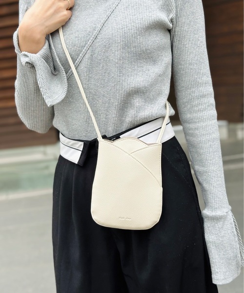 Legato Largo（レガートラルゴ）の「Legato Largo/ レガートラルゴ / チューリップモチーフ スマホショルダー / LG-F3092（ショルダーバッグ・レディース・アイボリー/イエロー/レッド/ピンク/ブラック/ブルー/ピンク系その他/オレンジ系その他/グリーン系その他・ONESIZE）」の3枚目の写真