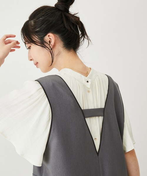 VIS（ビス）の「【前後2WAY】割繊サテンフリルスリーブブラウス【接触冷感・洗える】（シャツ/ブラウス・レディース・オフホワイト/サックスブルー/ピンク/ブラック系その他/キナリ・FREE）」の15枚目の写真