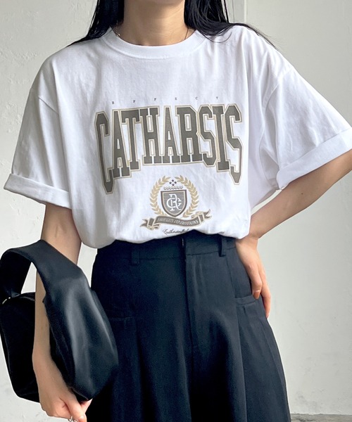 LIAN（リアン）の「エンブレムカレッジロゴTシャツ（Tシャツ/カットソー・レディース・ライトベージュ/スミクロ/ライトオレンジ系/ブルー/グリーン/ネイビー/オフホワイト・FREE）」の2枚目の写真