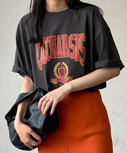 LIAN（リアン）の「エンブレムカレッジロゴTシャツ（Tシャツ/カットソー・レディース・ライトベージュ/スミクロ/ライトオレンジ系/ブルー/グリーン/ネイビー/オフホワイト・FREE）」の3枚目の写真