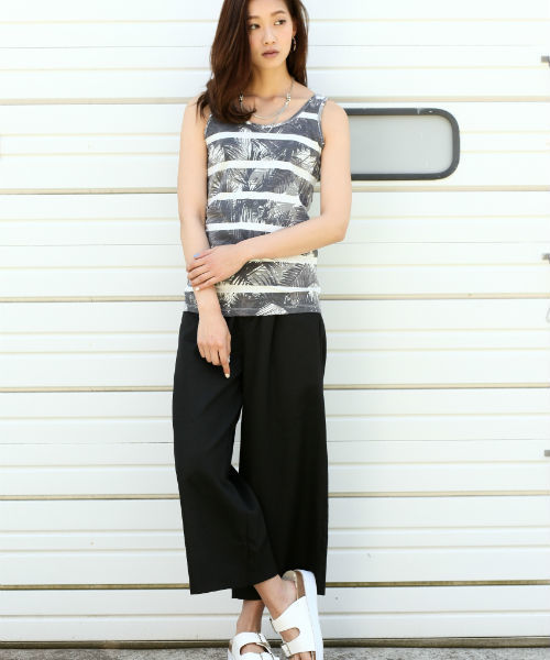 AZUL by moussy（アズールバイマウジー）の「30/-TC天竺リーフボーダータンク（タンクトップ・レディース・カーキ/ダークネイビー/ブラック系その他・SMALL/MEDIUM）」の2枚目の写真