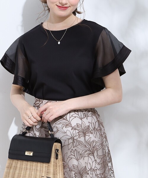couture brooch(クチュールブローチ)の「◆【マシンウォッシャブル・UVケア・接触冷感】袖シアーフレアデザイントップス(Tシャツ/カットソー・レディース・ブラック/オフホワイト・36/38/40/42)」の2枚目の写真