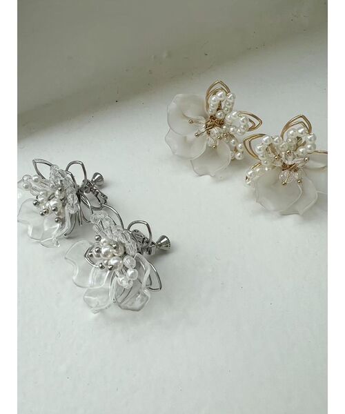MERCURYDUO（マーキュリーデュオ）の「パールビーズフラワーモチーフイヤリング（イヤリング・レディース・シルバー/ゴールド・FREE）」の3枚目の写真