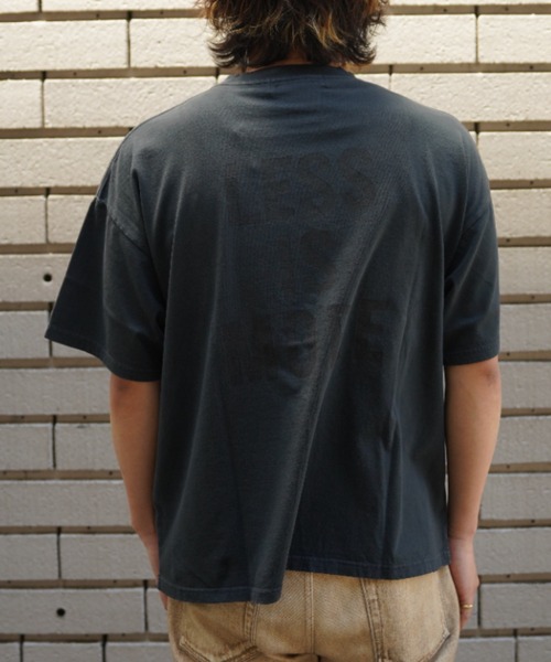 REMI RELIEF(レミレリーフ)の「REMI RELIEF(レミレリーフ)LW加工20/-天竺 別注BIGサイズT(LESS IS MORE KC)(Tシャツ/カットソー・メンズ・ブラック・L/M/XL)」の4枚目の写真