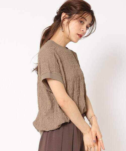 Cutie Blonde（キューティーブロンド）の「◆フェミニンもカジュアルも！ 花柄シボシボ トップス（Tシャツ/カットソー・レディース・ブラウン系/ブルー/ブラック/アイボリー・00）」の3枚目の写真